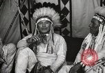 Standbild Native American Indian Chief James Eagle stellt sich vor Fort Browning Montana USA, 1930, aus Sekunde 6 historischem Filmmaterial Videoclip 65675025299