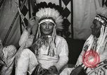 Standbild Native American Indian Chief James Eagle stellt sich vor Fort Browning Montana USA, 1930, aus Sekunde 7 historischem Filmmaterial Videoclip 65675025299