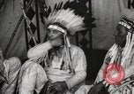 Standbild Native American Indian Chief James Eagle stellt sich vor Fort Browning Montana USA, 1930, aus Sekunde 8 historischem Filmmaterial Videoclip 65675025299