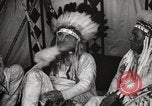 Standbild Native American Indian Chief James Eagle stellt sich vor Fort Browning Montana USA, 1930, aus Sekunde 9 historischem Filmmaterial Videoclip 65675025299