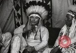 Standbild Native American Indian Chief James Eagle stellt sich vor Fort Browning Montana USA, 1930, aus Sekunde 10 historischem Filmmaterial Videoclip 65675025299