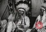 Standbild Native American Indian Chief James Eagle stellt sich vor Fort Browning Montana USA, 1930, aus Sekunde 11 historischem Filmmaterial Videoclip 65675025299