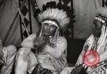 Standbild Native American Indian Chief James Eagle stellt sich vor Fort Browning Montana USA, 1930, aus Sekunde 12 historischem Filmmaterial Videoclip 65675025299