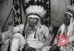 Standbild Native American Indian Chief James Eagle stellt sich vor Fort Browning Montana USA, 1930, aus Sekunde 13 historischem Filmmaterial Videoclip 65675025299
