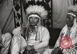 Standbild Native American Indian Chief James Eagle stellt sich vor Fort Browning Montana USA, 1930, aus Sekunde 14 historischem Filmmaterial Videoclip 65675025299