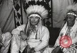 Standbild Native American Indian Chief James Eagle stellt sich vor Fort Browning Montana USA, 1930, aus Sekunde 15 historischem Filmmaterial Videoclip 65675025299