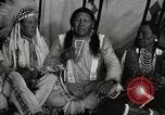 Standbild seltsame Eule Cheyenne Native American Indian Fort Browning Montana USA, 1930, aus Sekunde 7 historischem Filmmaterial Videoclip 65675025315