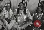 Standbild seltsame Eule Cheyenne Native American Indian Fort Browning Montana USA, 1930, aus Sekunde 8 historischem Filmmaterial Videoclip 65675025315