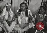 Standbild seltsame Eule Cheyenne Native American Indian Fort Browning Montana USA, 1930, aus Sekunde 9 historischem Filmmaterial Videoclip 65675025315