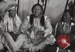 Standbild seltsame Eule Cheyenne Native American Indian Fort Browning Montana USA, 1930, aus Sekunde 13 historischem Filmmaterial Videoclip 65675025315
