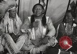 Standbild seltsame Eule Cheyenne Native American Indian Fort Browning Montana USA, 1930, aus Sekunde 14 historischem Filmmaterial Videoclip 65675025315