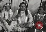 Standbild seltsame Eule Cheyenne Native American Indian Fort Browning Montana USA, 1930, aus Sekunde 15 historischem Filmmaterial Videoclip 65675025315