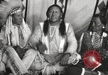 Standbild seltsame Eule Cheyenne Native American Indian Fort Browning Montana USA, 1930, aus Sekunde 16 historischem Filmmaterial Videoclip 65675025315