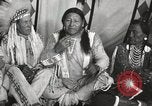 Standbild seltsame Eule Cheyenne Native American Indian Fort Browning Montana USA, 1930, aus Sekunde 17 historischem Filmmaterial Videoclip 65675025315