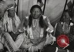 Standbild seltsame Eule Cheyenne Native American Indian Fort Browning Montana USA, 1930, aus Sekunde 19 historischem Filmmaterial Videoclip 65675025315
