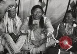 Standbild seltsame Eule Cheyenne Native American Indian Fort Browning Montana USA, 1930, aus Sekunde 23 historischem Filmmaterial Videoclip 65675025315