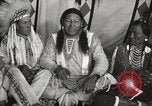 Standbild seltsame Eule Cheyenne Native American Indian Fort Browning Montana USA, 1930, aus Sekunde 24 historischem Filmmaterial Videoclip 65675025315