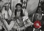 Standbild seltsame Eule Cheyenne Native American Indian Fort Browning Montana USA, 1930, aus Sekunde 27 historischem Filmmaterial Videoclip 65675025315