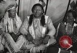 Standbild seltsame Eule Cheyenne Native American Indian Fort Browning Montana USA, 1930, aus Sekunde 28 historischem Filmmaterial Videoclip 65675025315