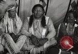Standbild seltsame Eule Cheyenne Native American Indian Fort Browning Montana USA, 1930, aus Sekunde 29 historischem Filmmaterial Videoclip 65675025315