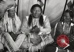Standbild seltsame Eule Cheyenne Native American Indian Fort Browning Montana USA, 1930, aus Sekunde 30 historischem Filmmaterial Videoclip 65675025315