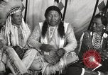 Standbild seltsame Eule Cheyenne Native American Indian Fort Browning Montana USA, 1930, aus Sekunde 31 historischem Filmmaterial Videoclip 65675025315