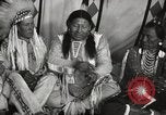 Standbild seltsame Eule Cheyenne Native American Indian Fort Browning Montana USA, 1930, aus Sekunde 32 historischem Filmmaterial Videoclip 65675025315