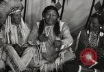 Standbild seltsame Eule Cheyenne Native American Indian Fort Browning Montana USA, 1930, aus Sekunde 36 historischem Filmmaterial Videoclip 65675025315