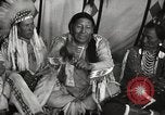Standbild seltsame Eule Cheyenne Native American Indian Fort Browning Montana USA, 1930, aus Sekunde 40 historischem Filmmaterial Videoclip 65675025315