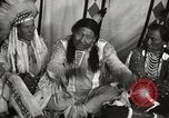 Standbild seltsame Eule Cheyenne Native American Indian Fort Browning Montana USA, 1930, aus Sekunde 45 historischem Filmmaterial Videoclip 65675025315