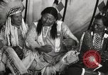 Standbild seltsame Eule Cheyenne Native American Indian Fort Browning Montana USA, 1930, aus Sekunde 46 historischem Filmmaterial Videoclip 65675025315