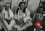 Standbild seltsame Eule Cheyenne Native American Indian Fort Browning Montana USA, 1930, aus Sekunde 49 historischem Filmmaterial Videoclip 65675025315