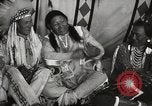 Standbild seltsame Eule Cheyenne Native American Indian Fort Browning Montana USA, 1930, aus Sekunde 51 historischem Filmmaterial Videoclip 65675025315