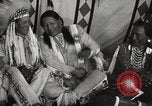 Standbild seltsame Eule Cheyenne Native American Indian Fort Browning Montana USA, 1930, aus Sekunde 52 historischem Filmmaterial Videoclip 65675025315
