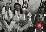 Standbild seltsame Eule Cheyenne Native American Indian Fort Browning Montana USA, 1930, aus Sekunde 53 historischem Filmmaterial Videoclip 65675025315