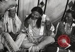 Standbild seltsame Eule Cheyenne Native American Indian Fort Browning Montana USA, 1930, aus Sekunde 54 historischem Filmmaterial Videoclip 65675025315