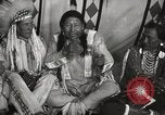 Standbild seltsame Eule Cheyenne Native American Indian Fort Browning Montana USA, 1930, aus Sekunde 56 historischem Filmmaterial Videoclip 65675025315