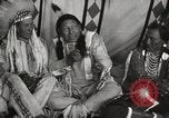 Standbild seltsame Eule Cheyenne Native American Indian Fort Browning Montana USA, 1930, aus Sekunde 57 historischem Filmmaterial Videoclip 65675025315