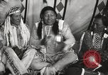 Standbild seltsame Eule Cheyenne Native American Indian Fort Browning Montana USA, 1930, aus Sekunde 58 historischem Filmmaterial Videoclip 65675025315