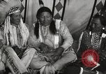 Standbild seltsame Eule Cheyenne Native American Indian Fort Browning Montana USA, 1930, aus Sekunde 59 historischem Filmmaterial Videoclip 65675025315