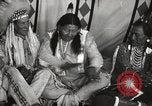 Standbild seltsame Eule Cheyenne Native American Indian Fort Browning Montana USA, 1930, aus Sekunde 62 historischem Filmmaterial Videoclip 65675025315