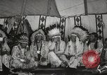Standbild Native American Indian bittere Wurzel Jim nutzt Gebärdensprache Fort Browning Montana USA, 1930, aus Sekunde 10 historischem Filmmaterial Videoclip 65675025316