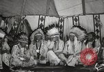 Standbild Native American Indian bittere Wurzel Jim nutzt Gebärdensprache Fort Browning Montana USA, 1930, aus Sekunde 11 historischem Filmmaterial Videoclip 65675025316