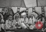 Standbild Native American Indian bittere Wurzel Jim nutzt Gebärdensprache Fort Browning Montana USA, 1930, aus Sekunde 12 historischem Filmmaterial Videoclip 65675025316
