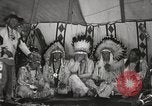 Standbild Native American Indian bittere Wurzel Jim nutzt Gebärdensprache Fort Browning Montana USA, 1930, aus Sekunde 13 historischem Filmmaterial Videoclip 65675025316