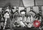 Standbild Native American Indian bittere Wurzel Jim nutzt Gebärdensprache Fort Browning Montana USA, 1930, aus Sekunde 14 historischem Filmmaterial Videoclip 65675025316