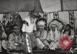 Standbild Native American Indian bittere Wurzel Jim nutzt Gebärdensprache Fort Browning Montana USA, 1930, aus Sekunde 15 historischem Filmmaterial Videoclip 65675025316