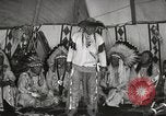 Standbild Native American Indian bittere Wurzel Jim nutzt Gebärdensprache Fort Browning Montana USA, 1930, aus Sekunde 16 historischem Filmmaterial Videoclip 65675025316