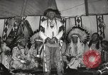 Standbild Native American Indian bittere Wurzel Jim nutzt Gebärdensprache Fort Browning Montana USA, 1930, aus Sekunde 17 historischem Filmmaterial Videoclip 65675025316
