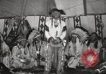 Standbild Native American Indian bittere Wurzel Jim nutzt Gebärdensprache Fort Browning Montana USA, 1930, aus Sekunde 18 historischem Filmmaterial Videoclip 65675025316